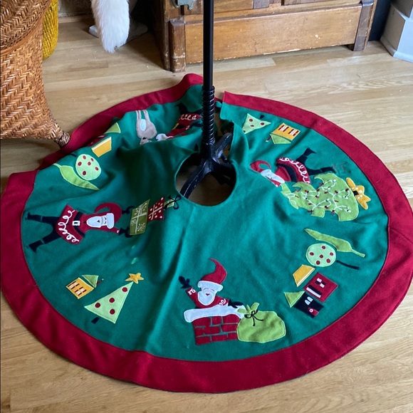 THE COMPANY STORE GREEN FELT CHRISTMAS TREE SKIRT SANTA